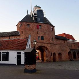 Harderwijker Vischpoort in de avond van Gerard de Zwaan