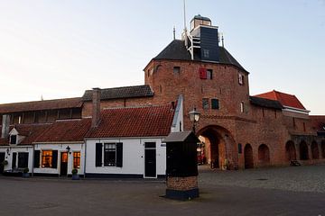 Harderwijker Vischpoort in de avond van Gerard de Zwaan