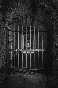 Een verlaten gevangenis in zeer slecte staat in zwart wit van Steven Dijkshoorn