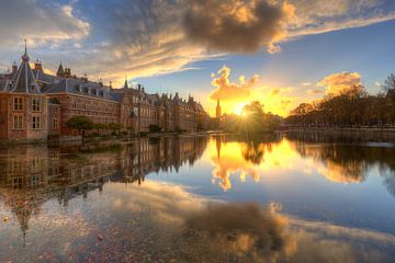 Het Torentje en het Binnenhof weerspiegeld in Hofvijver Den Haag