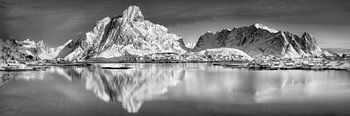 Paysage de fjord en Norvège avec des montagnes en noir et blanc.