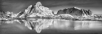 Fjordlandschap in Noorwegen met bergen in zwart-wit. van Manfred Voss, Schwarz-weiss Fotografie