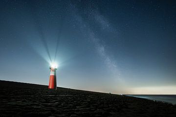 Vuurtoren het Noorderhoofd onder de Melkweg van Thom Brouwer