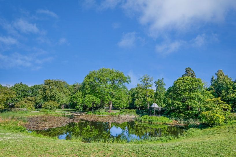 Darmstadt : étang pittoresque avec un pavillon dans le jardin du Prince Emil. par pixxelmixx