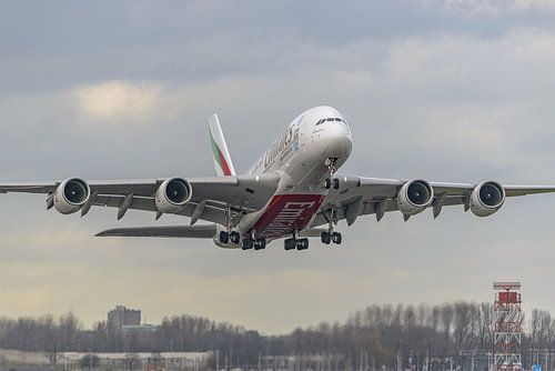 Take-off Emirates Airbus A380 vanaf Schiphol.