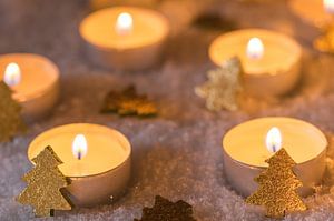 Weihnachtliche Winternacht mit Kerzenflammen und Ornamenten auf Schnee von Alex Winter