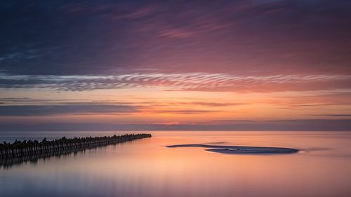 Zicht op een golfbreker bij Hindeloopen