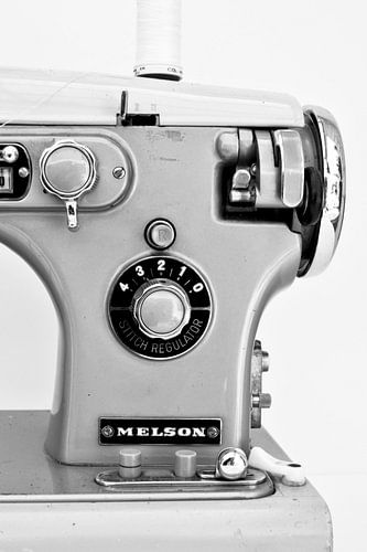 Foto van een gedeelte van een retro naaimachine in zwart wit