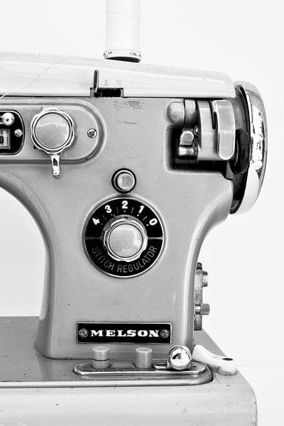 Photo d'une partie d'une machine à coudre rétro en noir et blanc par Therese Brals