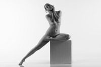 Nu artistique sur un cube de pose