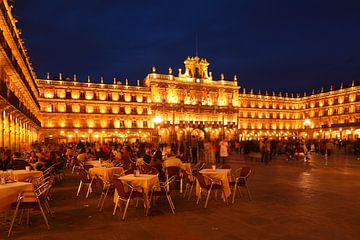 Plaza Mayor mit Rathaus bei Abenddämmerung, Salamanca, Castilla y Leon, Kastilien-Leon, Spanien van Torsten Krüger