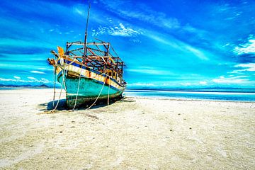 gestrand op verlaten strand Thailand van Mario Calma