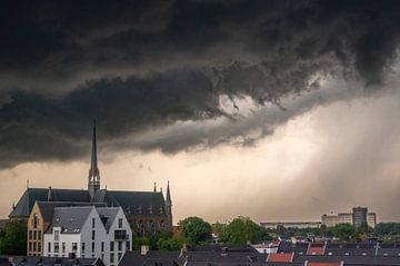 Stormwolken boven Zwolle tijdens een zomerse onweersbui