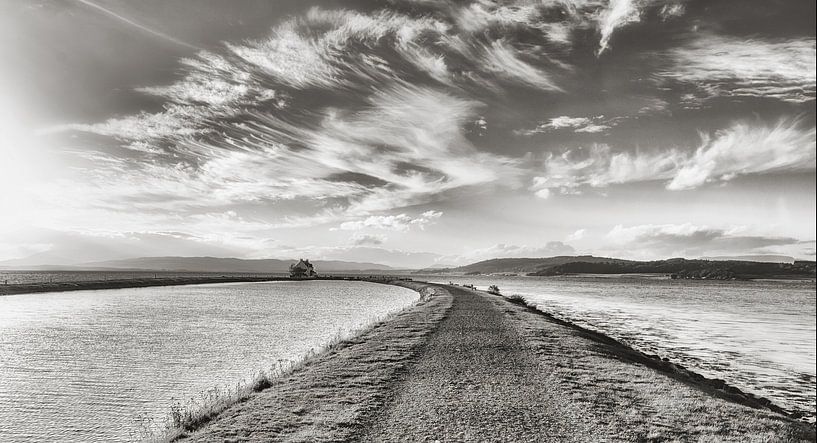 La côte d'Inverness en Écosse. Le soir, au coucher du soleil, dans un cadre idyllique et une solitude magnifiques. par Jakob Baranowski - Photography - Video - Photoshop