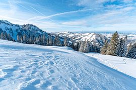 Sun, winter, snow on the Hochgrat with a view of Oberstaufen by Leo Schindzielorz