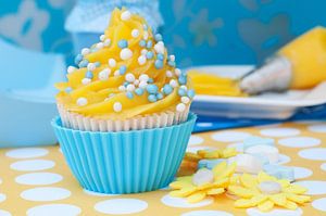 arrangement de cupcake avec cupcake bleu et jaune