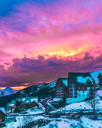 Kleurrijke zonsondergang boven de Franse Alpen