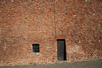 Backsteinmauer mit Tür in Cortanze, Piemont, Italien