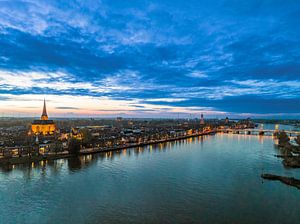 Kampen am Ufer des Flusses IJssel bei Sonnenuntergang