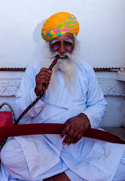 India: Man met waterpijp in Fort Mehrangarh (Jodhpur) von Maarten Verhees