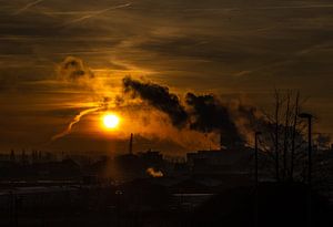 Sunset and factory smoke sur Niki Moens