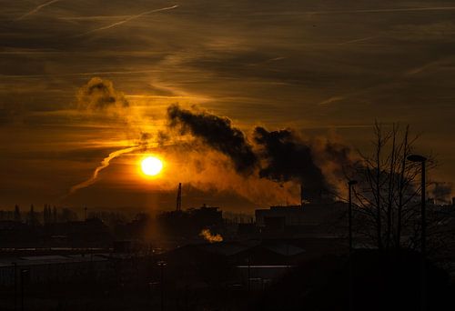Zonsopgang en fabrieksrook