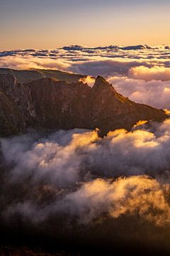 Kleurenspel tijdens zonsopkomst op het eiland Madeira van Sven van Rooijen