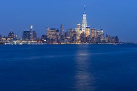 Lower Manhattan Skyline in New York in de avond von Merijn van der Vliet