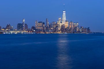 Lower Manhattan Skyline in New York in de avond van Merijn van der Vliet
