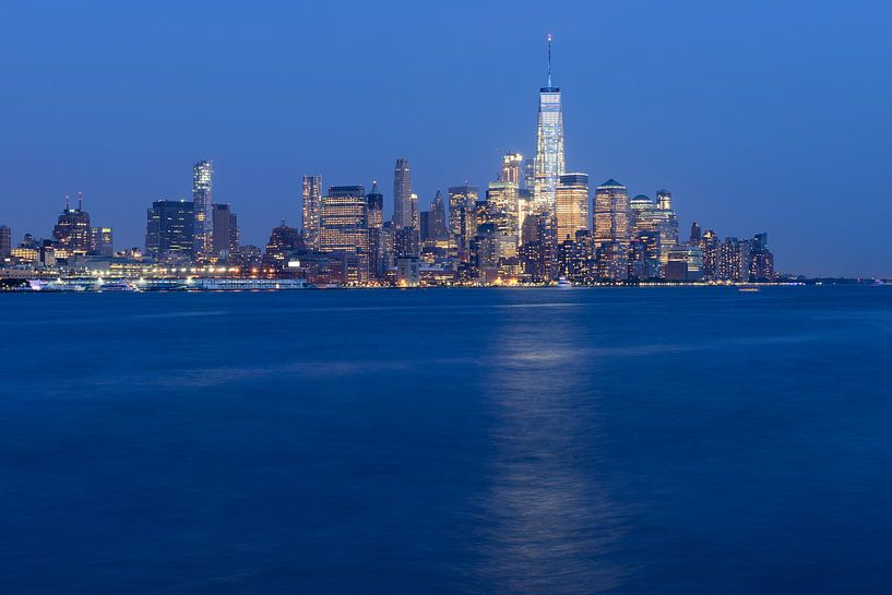 Lower Manhattan Skyline in New York in de avond von Merijn van der Vliet