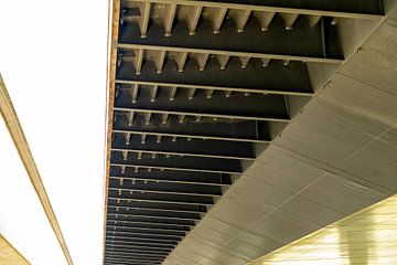 Prins Willem Alexanderbrug : detail van de onderkant brug van Jeroen Hoogakker