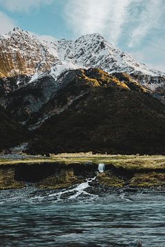 Zonlicht op besneeuwde berg met waterval in Nieuw Zeeland van Joep van de Zandt