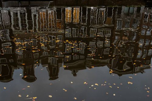 Weerspiegeling van grachtenpanden