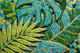 Mozaïekkunst van tropische Monstera- en palmbladeren met gouden accenten