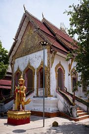 Wat Chom Chan, a peaceful temple with golden details by Frank Photos
