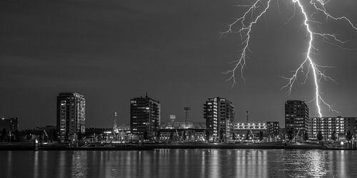 stadion van Feijenoord met onweer 5