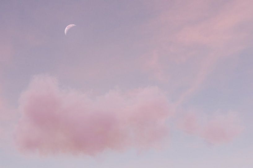 zachtroze lucht met pluizige wolken en sikkelvormige maan van Besa Art