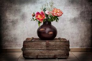 Bauernrosen in rustikaler Tonvase auf einer Vintage Truhe I