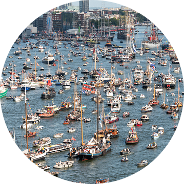 Uitzicht over SAIL Amsterdam 2025, rivier IJ met GVB pont