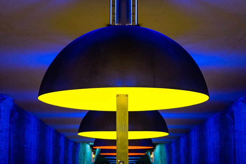 Lampen in München Ondergronds Metrostation met levendige kleuren Close Up van Andreea Eva Herczegh