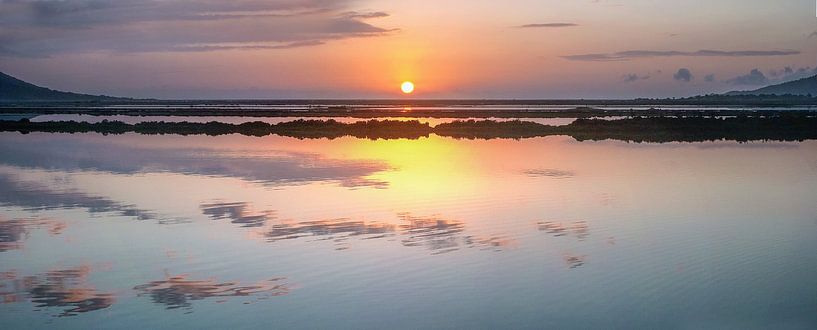 Coucher de soleil à Ibiza sur les salines de Las Salinas. par Tamas Ibiza