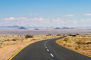 Endless road Namibië van Gijs de Kruijf