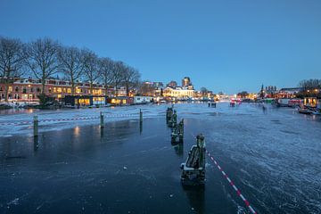 De Munt Utrecht ambiance hivernale avec glace et patineurs le soir sur Russcher Tekst & Beeld