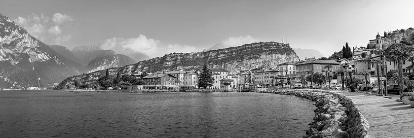 Promenade von Torbole am Gardasee in schwarzweiß von Manfred Voss, Schwarz-weiss Fotografie