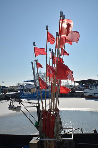 rode vlaggen op de vissersboot, haven Thiessow