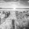 Strandkörbe am Strand an der Ostsee  in schwarzweiss. von Manfred Voss, Schwarz-weiss Fotografie