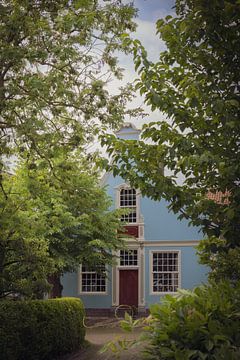 The blue wooden house in Broek in Waterland by Marika Huisman fotografie