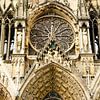 Façade avec vitrail et portail de la cathédrale gothique de Reims France sur Dieter Walther