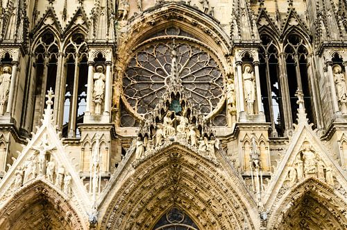 Gevel met glas-in-loodraam en portaal van de gotische kathedraal in Reims Frankrijk