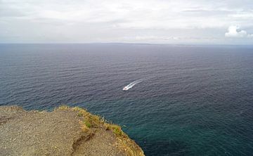 Boot auf dem Atlantik an den Cliffs of Moher